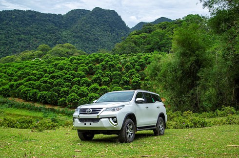 Toyota Fortuner giảm giá mạnh, luôn sẵn hàng ở đại lý - ảnh 1