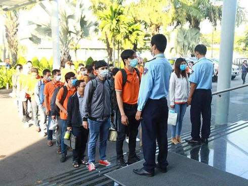 FPT phát thêm 20.000 khẩu trang y tế cho cán bộ, nhân viên - ảnh 1