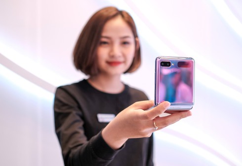 Nhung mon qua cong nghe dang chu y tang ban gai ngay Valentine hinh anh 7 z_flip.jpg