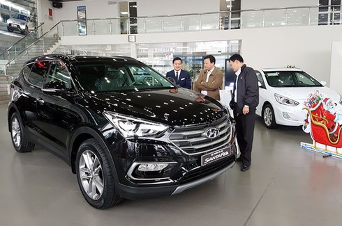 Khách Việt thờ ơ dù giá xe đua nhau giảm mạnh - ảnh 1