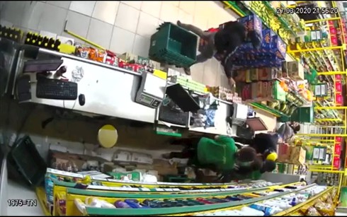 Siêu thị Bách hóa Xanh ở Sài Gòn bị cướp - ảnh 1