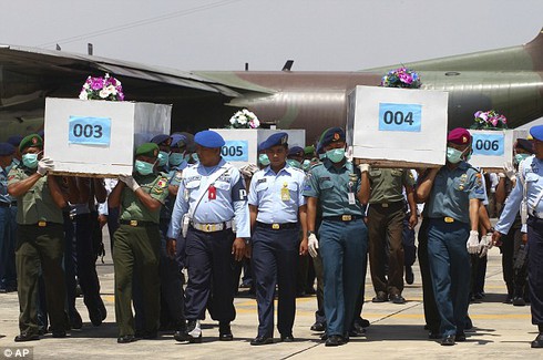 Tai nạn máy bay AirAsia: Đã nhận dạng được 3 thi thể - ảnh 4