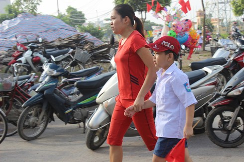 Phụ huynh khóc khi dõi theo con bị tự kỉ vào lớp 1 - ảnh 1