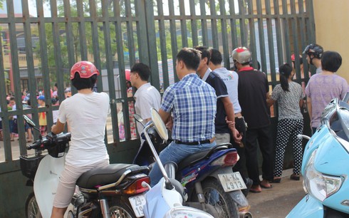 Phụ huynh khóc khi dõi theo con bị tự kỉ vào lớp 1 - ảnh 2