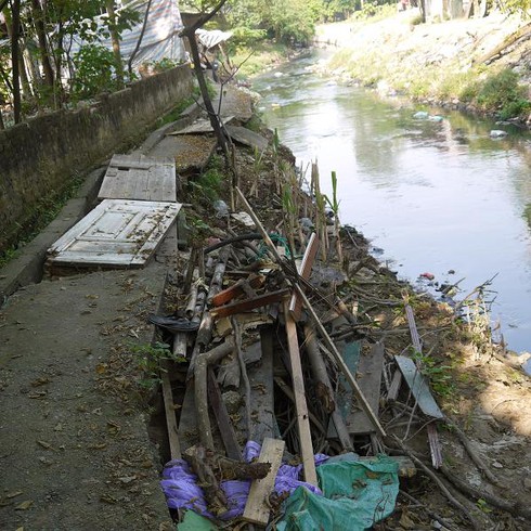 Hà Nội: Cụ ông hơn 20 năm sống chênh vênh ở mép sông - ảnh 5
