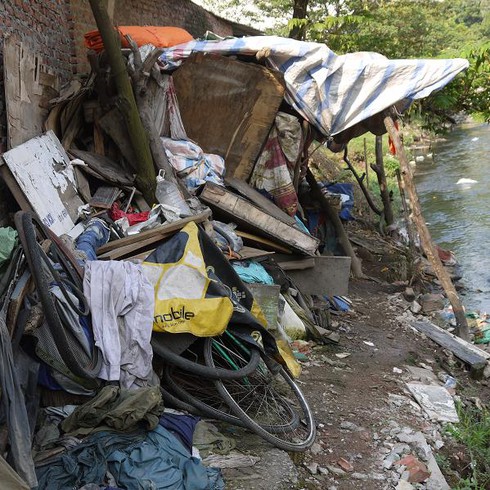 Hà Nội: Cụ ông hơn 20 năm sống chênh vênh ở mép sông - ảnh 1