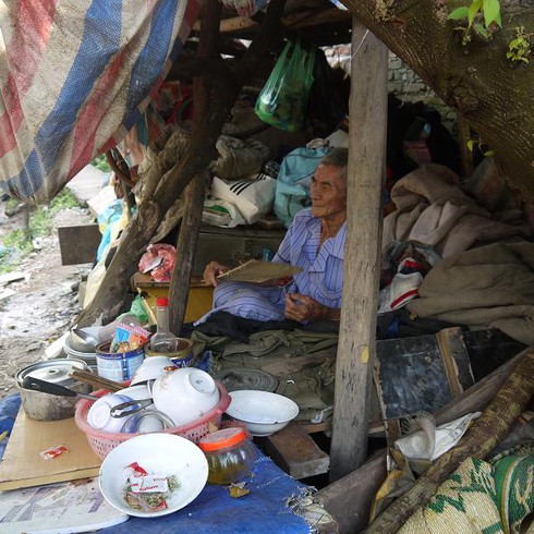 Hà Nội: Cụ ông hơn 20 năm sống chênh vênh ở mép sông - ảnh 2