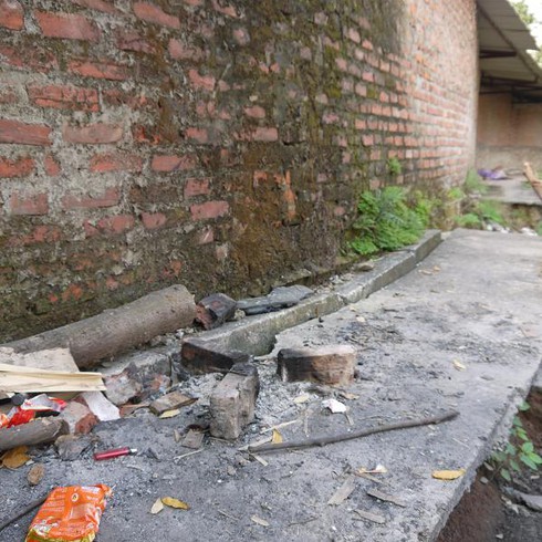 Hà Nội: Cụ ông hơn 20 năm sống chênh vênh ở mép sông - ảnh 6