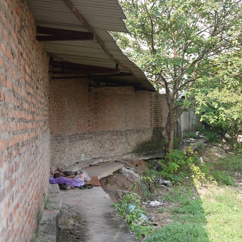 Hà Nội: Cụ ông hơn 20 năm sống chênh vênh ở mép sông - ảnh 3