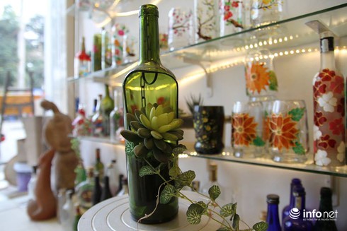 Ngỡ ngàng ngắm vẻ đẹp những món đồ trang trí Tết bằng ve chai - ảnh 16