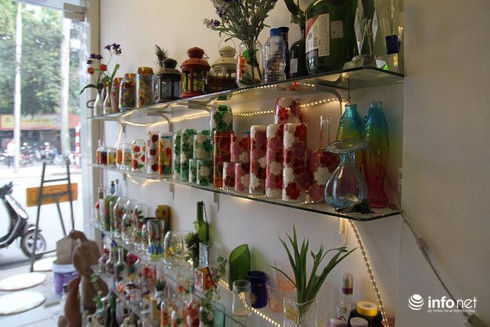 Ngỡ ngàng ngắm vẻ đẹp những món đồ trang trí Tết bằng ve chai - ảnh 8