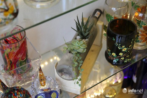 Ngỡ ngàng ngắm vẻ đẹp những món đồ trang trí Tết bằng ve chai - ảnh 17