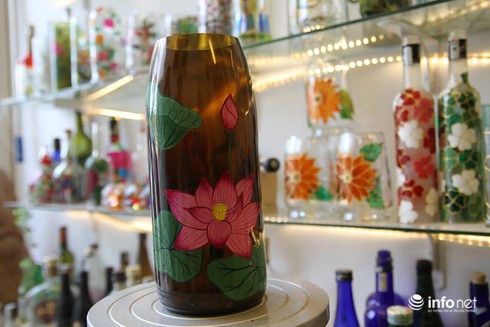 Ngỡ ngàng ngắm vẻ đẹp những món đồ trang trí Tết bằng ve chai - ảnh 7