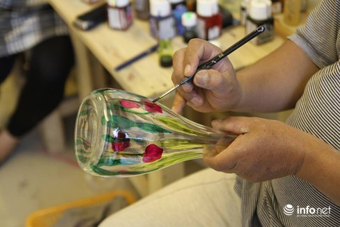 Ngỡ ngàng ngắm vẻ đẹp những món đồ trang trí Tết bằng ve chai - ảnh 10