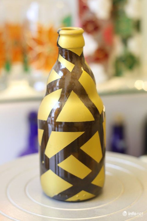 Ngỡ ngàng ngắm vẻ đẹp những món đồ trang trí Tết bằng ve chai - ảnh 11