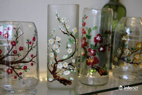 Ngỡ ngàng ngắm vẻ đẹp những món đồ trang trí Tết bằng ve chai - ảnh 3