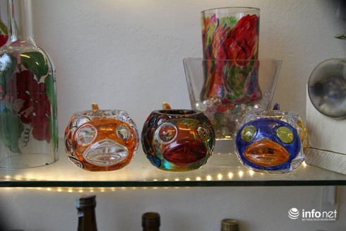 Ngỡ ngàng ngắm vẻ đẹp những món đồ trang trí Tết bằng ve chai - ảnh 13