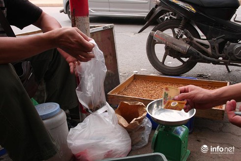 Rùng mình đi qua chợ bán côn trùng, 50 ngàn đồng một con rết - ảnh 6