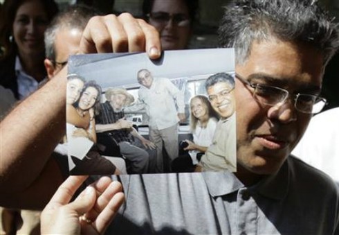 Cựu Chủ tịch Fidel Castro xuất hiện trước công chúng - ảnh 1