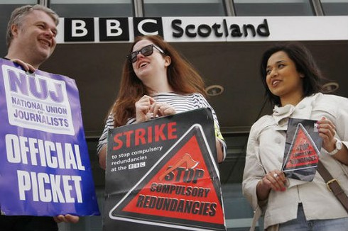 Phóng viên BBC đình công rầm rộ vì nạn sa thải - ảnh 1