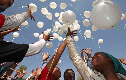 Nelson Mandela còn yếu nhưng sức khỏe đang cải thiện - ảnh 1