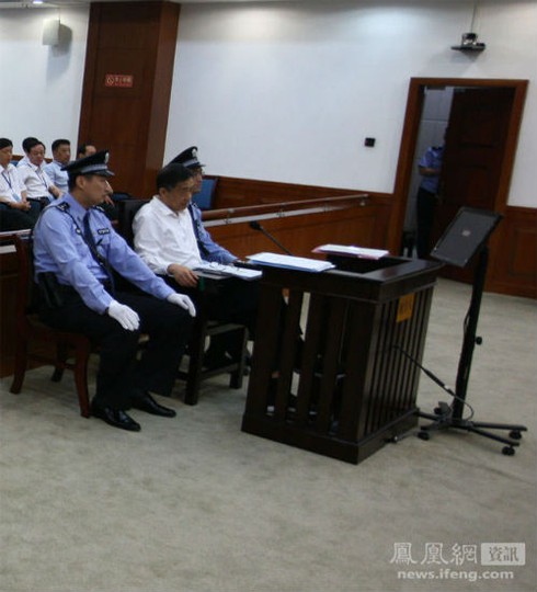 Hình ảnh Bạc Hy Lai mặc sơ mi trắng trước tòa - ảnh 2