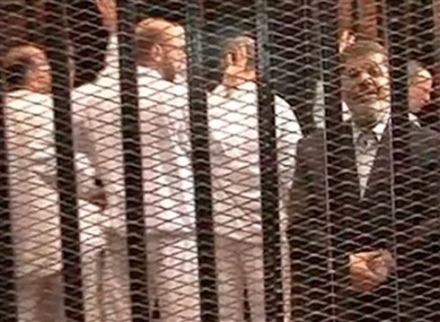 Cựu Tổng thống Ai Cập Morsi phản kháng trong ngày xét xử đầu tiên - ảnh 1