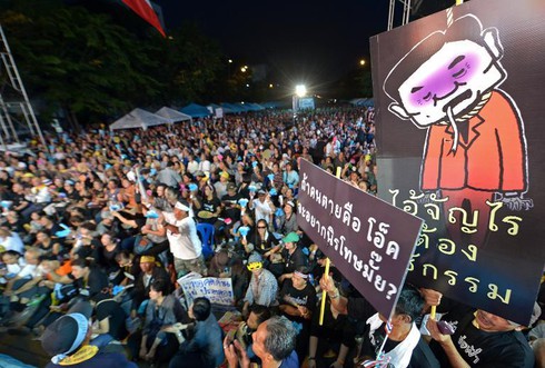 Thái Lan biểu tình ngăn chính phủ ân xá cho cựu Thủ tướng Thaksin - ảnh 1