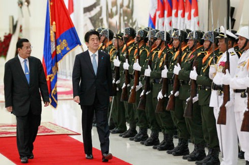 Nhật cố thuyết phục ASEAN 'tránh xa' Trung Quốc - ảnh 1