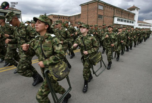 Ngắm các nữ quân nhân xinh đẹp trên thế giới - ảnh 23