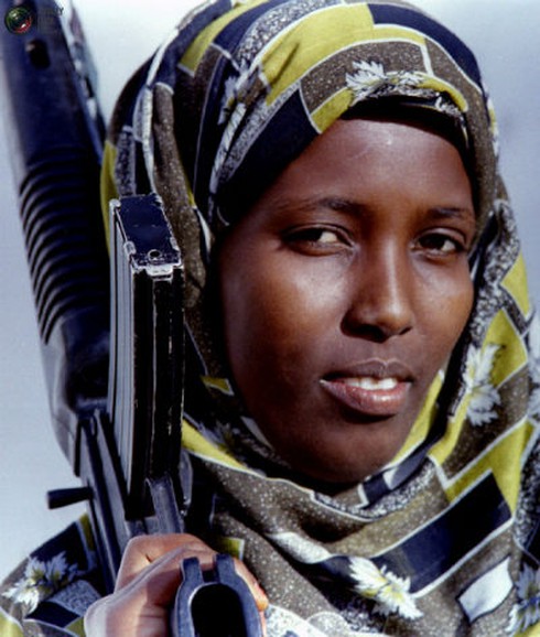 Ngắm các nữ quân nhân xinh đẹp trên thế giới - ảnh 27