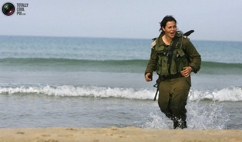 Ngắm các nữ quân nhân xinh đẹp trên thế giới - ảnh 3