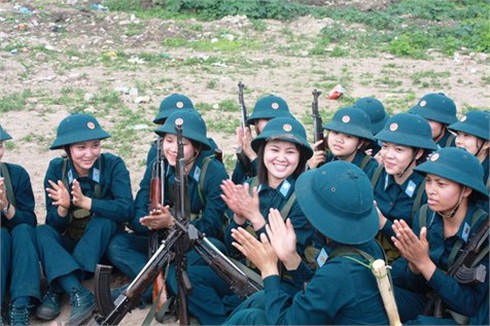 Ngắm các nữ quân nhân xinh đẹp trên thế giới - ảnh 33