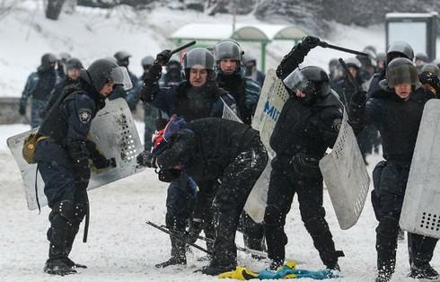 Hình ảnh bạo loạn kinh hoàng ở Ukraina - ảnh 15