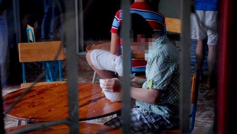 Dạy trẻ tự kỷ bằng khúc cây: Trẻ càng co mình, càng sợ hãi - ảnh 1