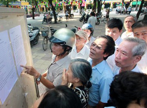 Phí “trời ơi đất hỡi” đầu năm học: Nhà trường vô can? - ảnh 1