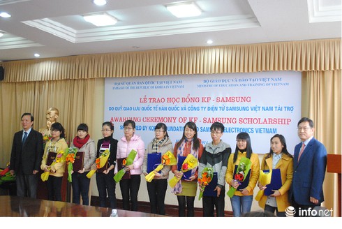 Học bổng hơn 1 tỷ đồng cho học sinh, sinh viên vượt khó học tốt - ảnh 1