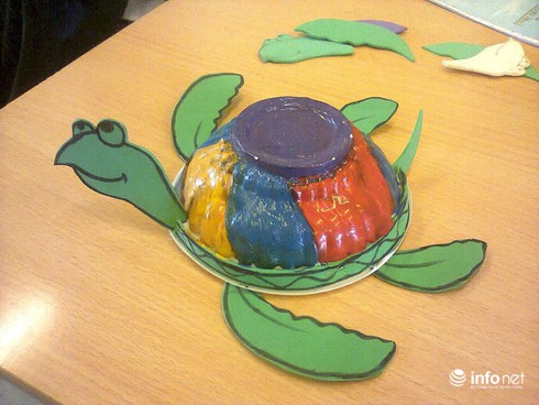 Cô giáo trẻ sáng tạo đồ chơi độc đáo từ những thứ vứt đi - ảnh 1