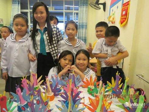 Cô giáo trẻ sáng tạo đồ chơi độc đáo từ những thứ vứt đi - ảnh 11