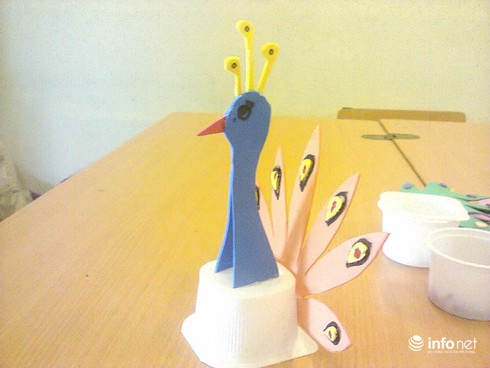 Cô giáo trẻ sáng tạo đồ chơi độc đáo từ những thứ vứt đi - ảnh 3