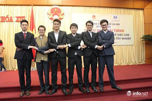 Sinh viên trải nghiệm lần đầu tiên “làm”... đại biểu Quốc hội - ảnh 1