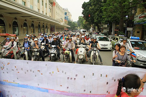Người lớn trố mắt khi trẻ em “nhắc” không vượt đèn đỏ - ảnh 1