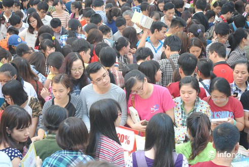 Hàng nghìn người chen chân mua sách rẻ, nghe Trang Hạ kể chuyện yêu - ảnh 11