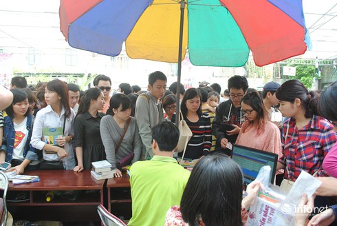 Hàng nghìn người chen chân mua sách rẻ, nghe Trang Hạ kể chuyện yêu - ảnh 16