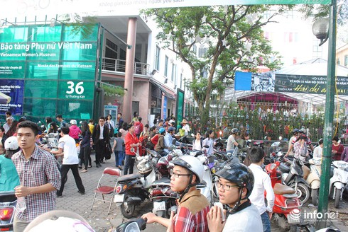 Hàng nghìn người chen chân mua sách rẻ, nghe Trang Hạ kể chuyện yêu - ảnh 19