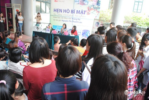Hàng nghìn người chen chân mua sách rẻ, nghe Trang Hạ kể chuyện yêu - ảnh 3