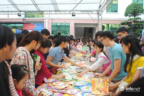 Hàng nghìn người chen chân mua sách rẻ, nghe Trang Hạ kể chuyện yêu - ảnh 9