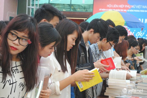 Hàng nghìn người chen chân mua sách rẻ, nghe Trang Hạ kể chuyện yêu - ảnh 10