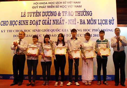 Trao thưởng cho 130 học sinh giỏi quốc gia môn Lịch sử - ảnh 1