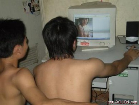 Phát hiện con xem phim sex, bố mẹ nên làm gì? - ảnh 1